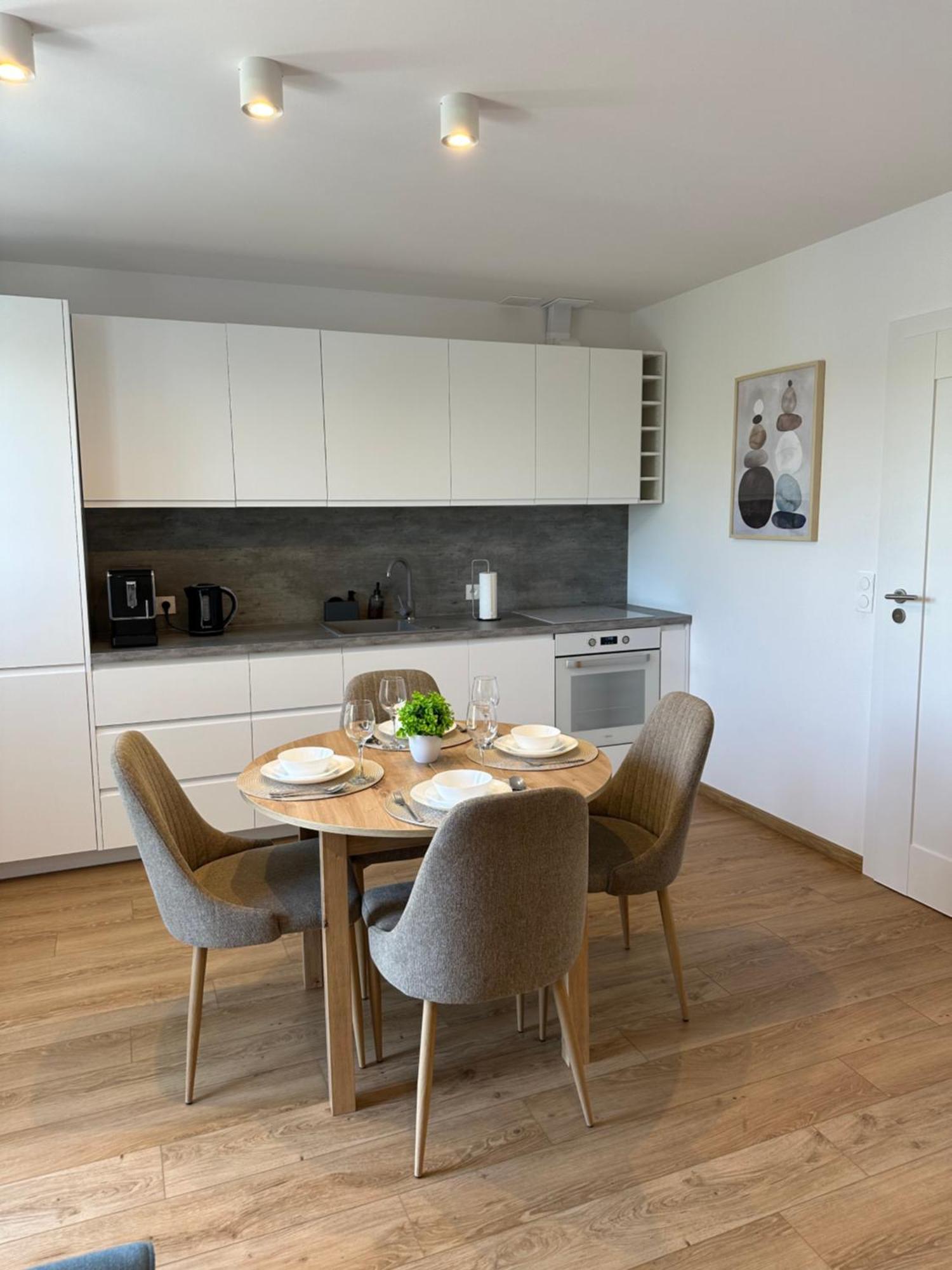 Apartment Sunny & Private Parking Warschau
